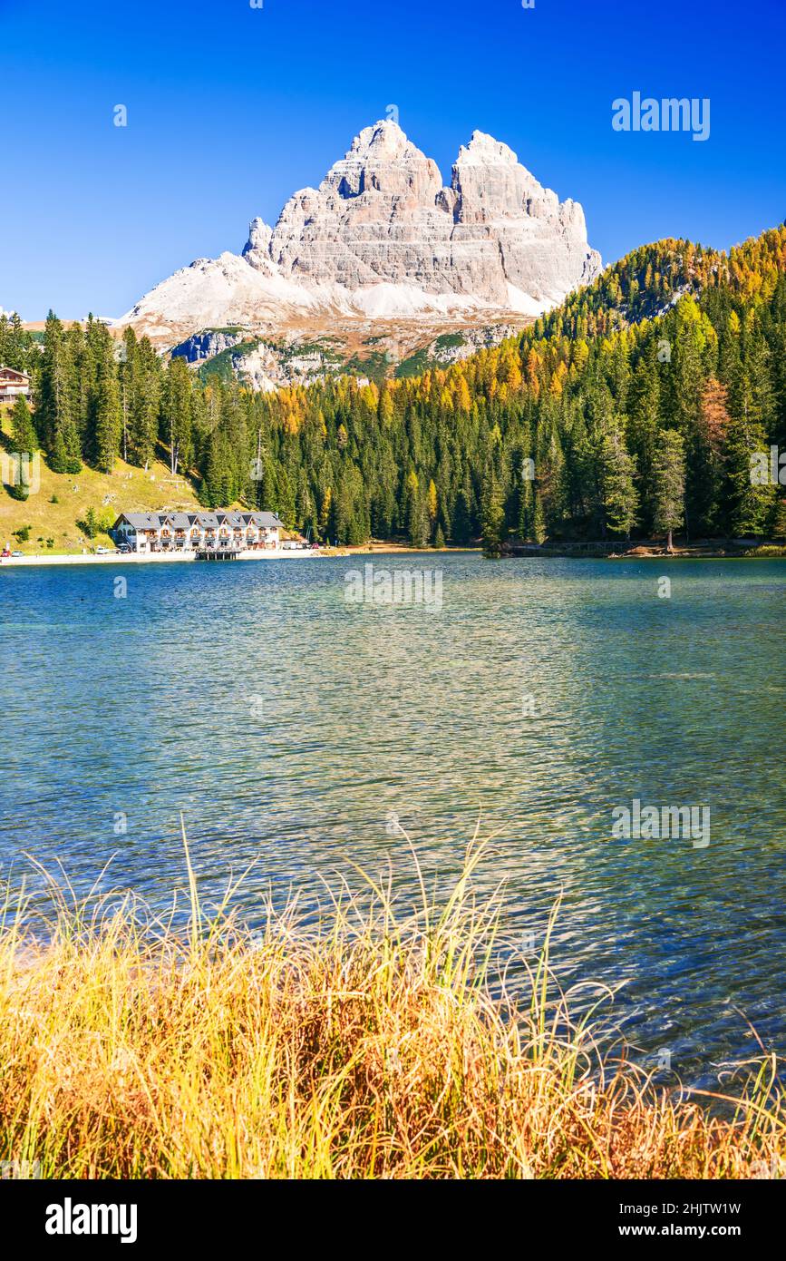 Misurina, Tre Cime, Italien - drei Zinnen oder Tre Cime di Lavaredo mit wunderschönem Misurina See, Sexten Dolomiten oder Dolomiti di Sexten, Südtirol, Ital Stockfoto