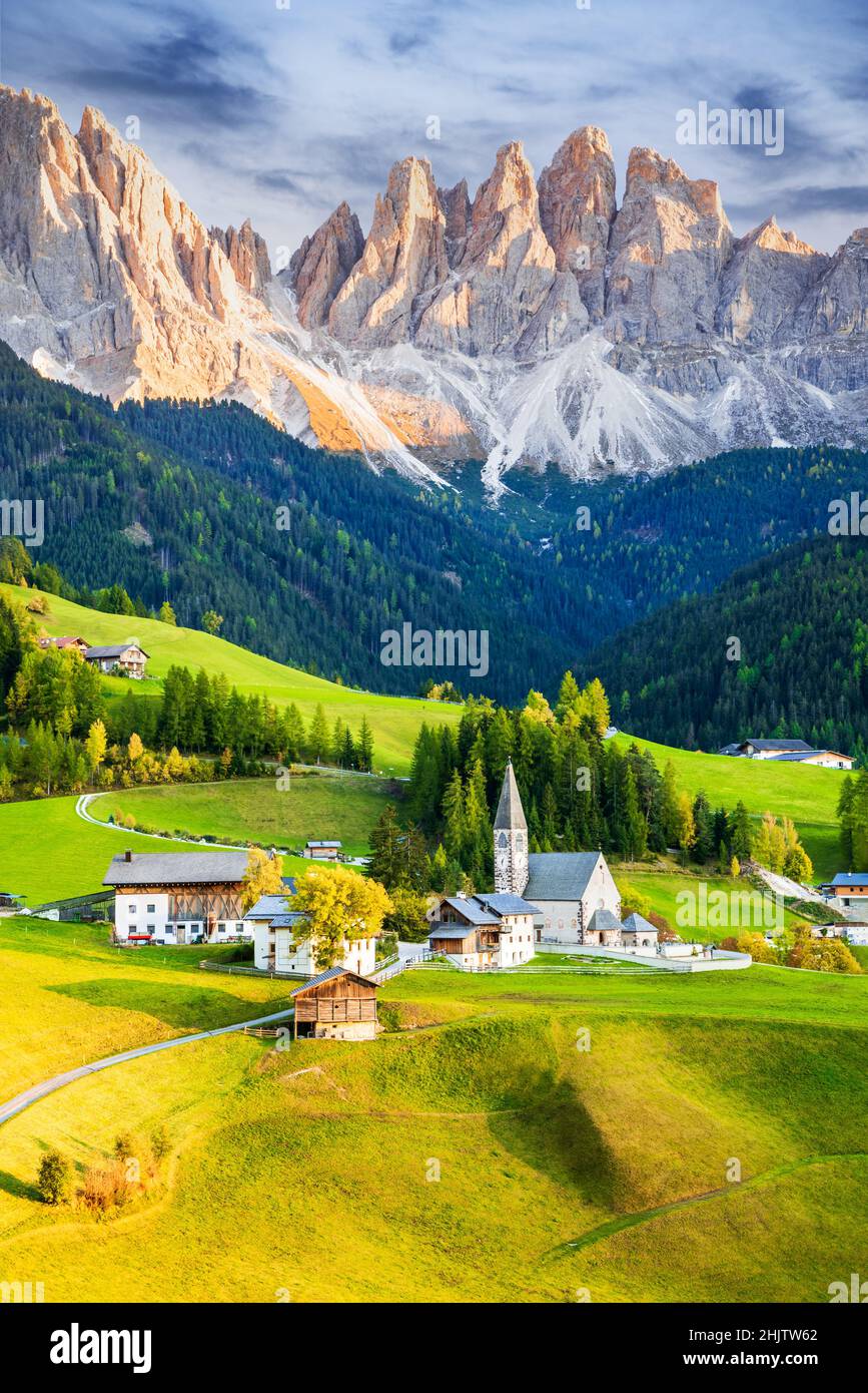 Val di Funes, Italien - wunderschönes Dorf von Santa Maddalena mit idyllischen Dolomitenbergen im Villental, Südtirol, italienische Alpen bei Herbstuntergang. Stockfoto