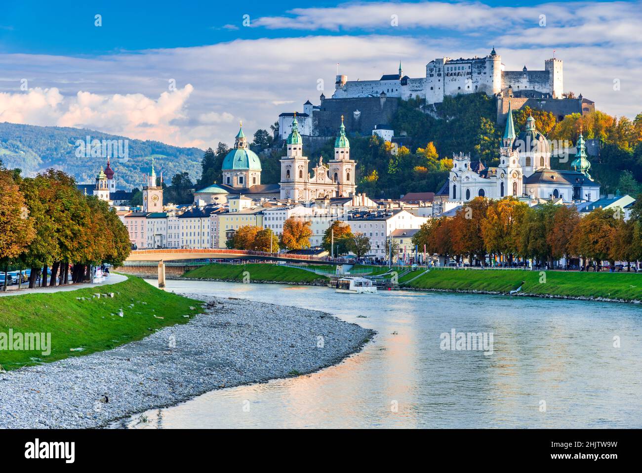 Salzburg, Österreich. Schöner Blick auf die Salzburger Skyline mit Festung Hohensalzburg und Salzach, Herbst, Landschaft im Salzburger Land. Stockfoto