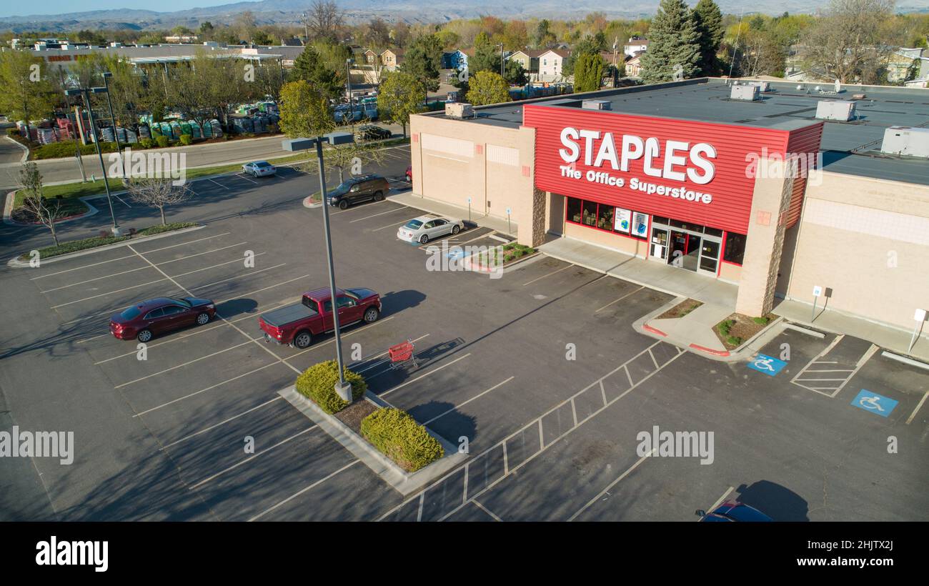Staples Store Parkplatz und Store Front Stockfoto