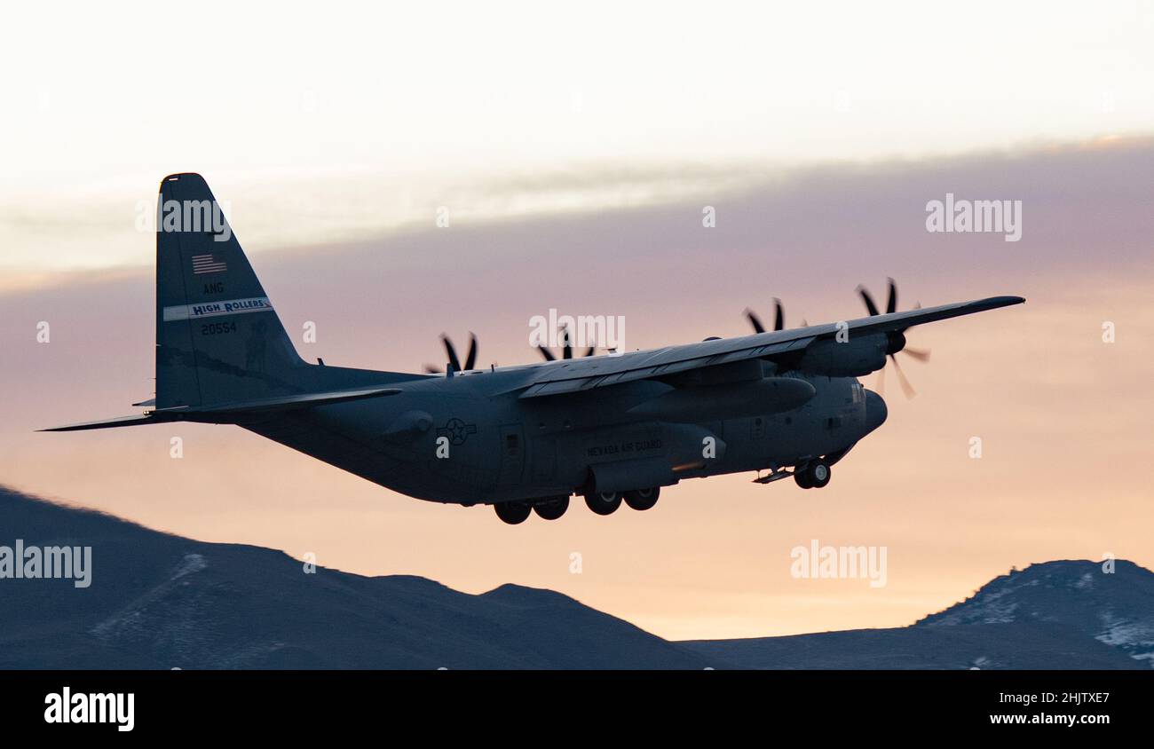 Eine C-130 Hercules-Maschine aus Nevada hebt am 31. Januar 2022 über Reno, Nevada, ab. Die Nevada Air National Guard ist spezialisiert auf die Bereitstellung von Ready Airmen und die Bekämpfung taktischer Luftbrücke für Kampfkommandanten und erstklassige nationale Reaktion zur Unterstützung von Bundes- und Staatsmissionen. (USA Foto der Air National Guard von Airman 1st Klasse Thomas Cox) Stockfoto