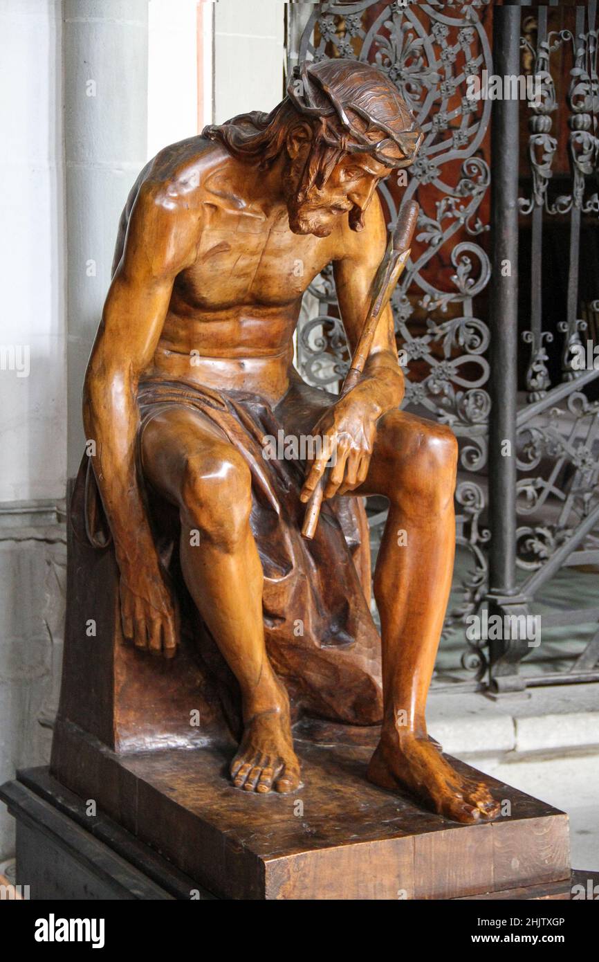 Geschnitzte Holzstatue von Jesus Christus vor dem Eingang zur katholischen Kirche. Stockfoto