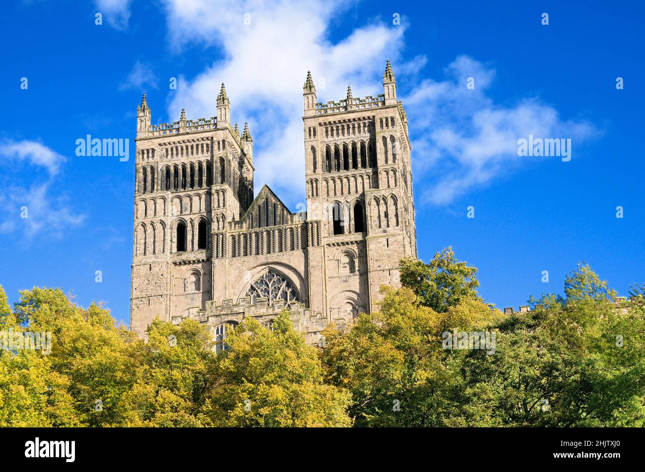 Ein Blick auf die Außenseite der Kathedrale von Durham an einem sonnigen Tag mit blauem Himmel und Wolken, Durham City, County Durham, Nordostengland, Großbritannien Stockfoto