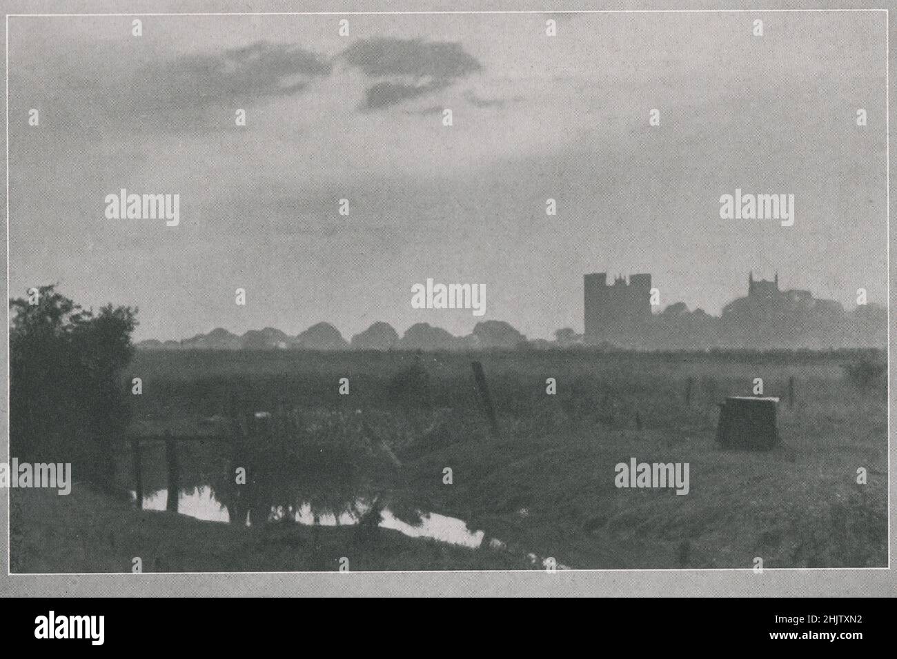 Ein entfernter Blick auf den Tattershall Castle Keep. Lincolnshire (1913) Stockfoto