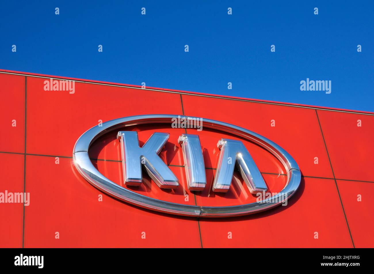 Südkoreanischer Automobilhersteller KIA mit Logo der Firmenmarke auf der Außenseite eines Autohändlers. Stockfoto