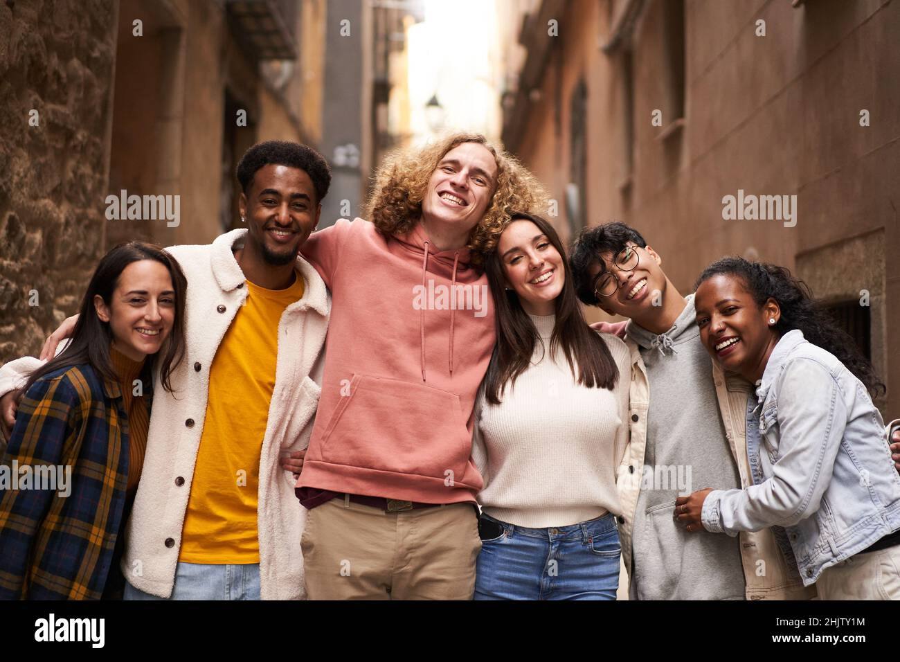 Porträt einer Gruppe glücklicher junger Studenten, die lächelnd auf die Kamera blicken. Konzept von Gemeinschaft und Freundschaft Stockfoto