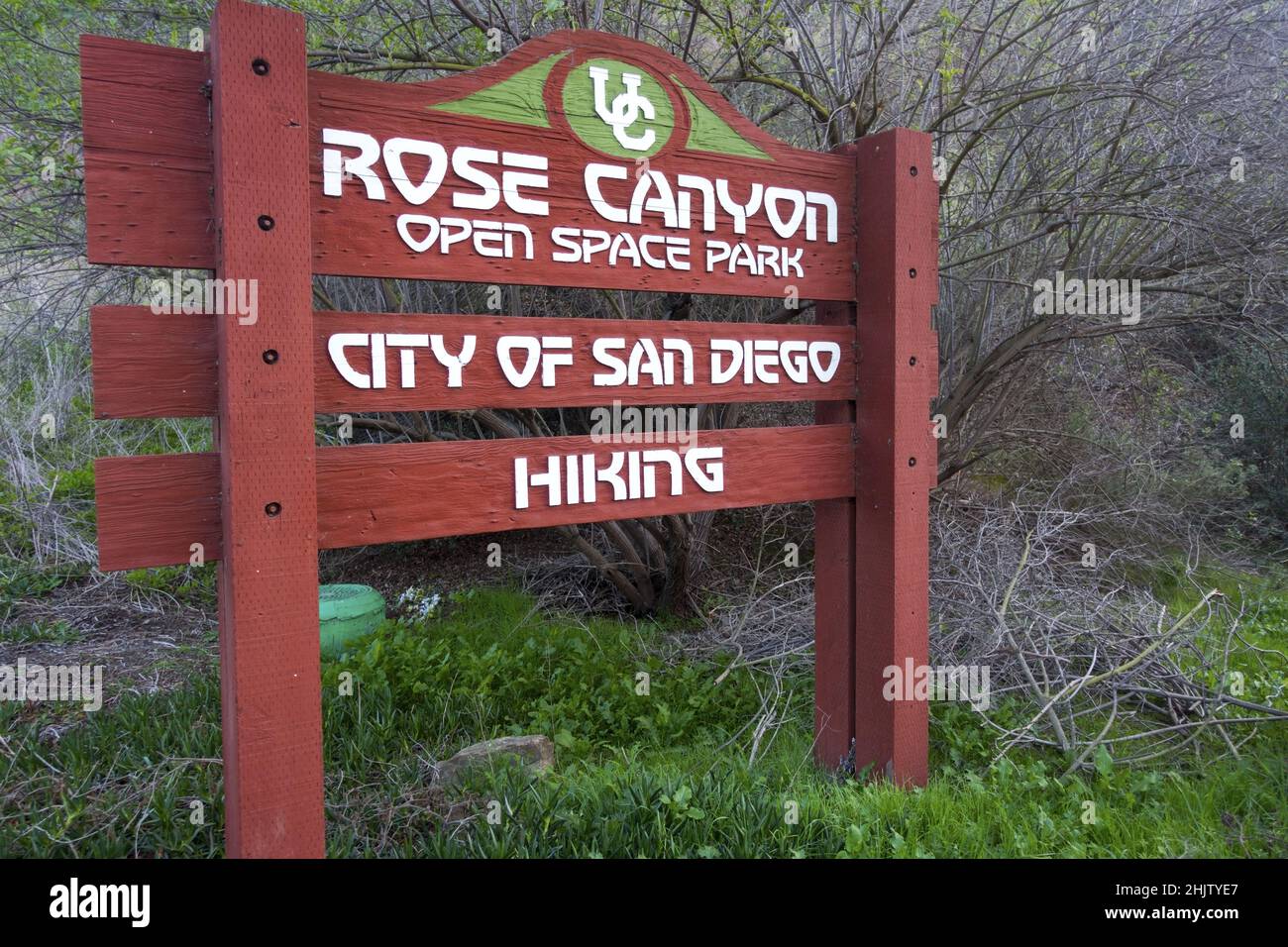 Rose Canyon Open Space Nature Park Eingangstisch mit weißen Buchstaben auf rotem Holzbrett. San Diego Südkalifornien USA Städtisches Wandern Stockfoto