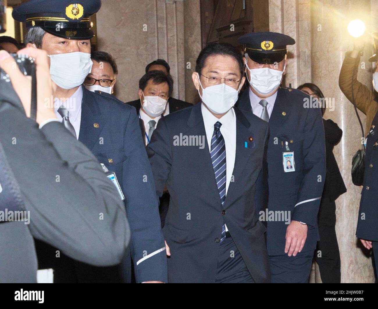 Japans Premierminister Fumio Kishida trägt Gesichtsmasken und geht zum Unterhaus des parlaments in Tokio, Japan. 17. Januar 2022. Stockfoto