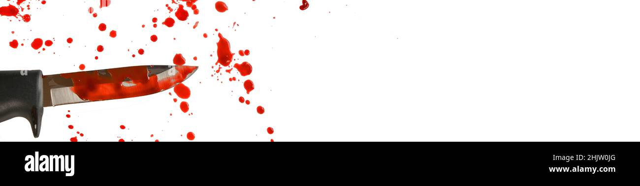 Blut und Messer.Blutflecken und Messer im Blut.Krimibanner.Rote Bluttropfen auf weißem Hintergrund isoliert.Tatort. Mord und Verbrechen Stockfoto