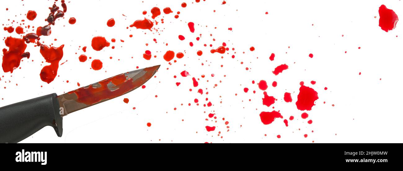 Blut und Messer.Flecken von Blut und Messer im Blut.Verbrechen Banner.Rotes Blut Splatter und Tropfen auf weißem Hintergrund isoliert . Mord und Verbrechen Konzept. Stockfoto