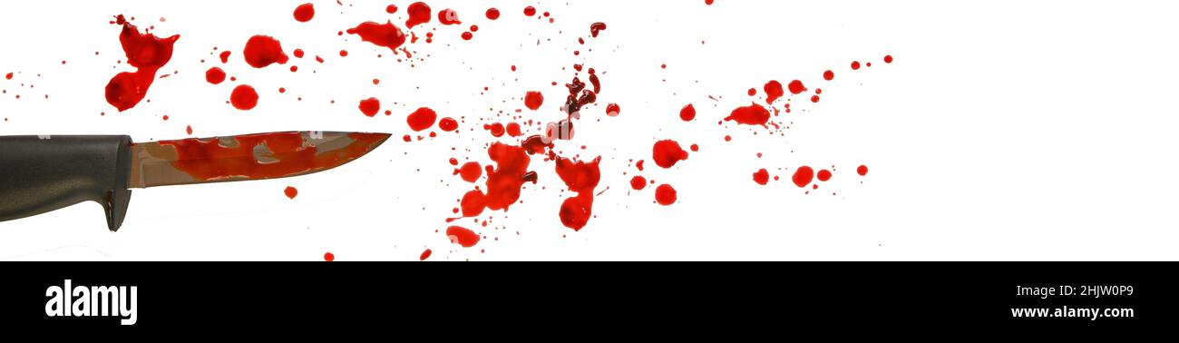 Blutflecken und Messer im Blut.Verbrechen Banner.Rotes Blut Splatter und Tropfen auf weißem Hintergrund isoliert. Blut und Messer.Tatort. Mord und Stockfoto