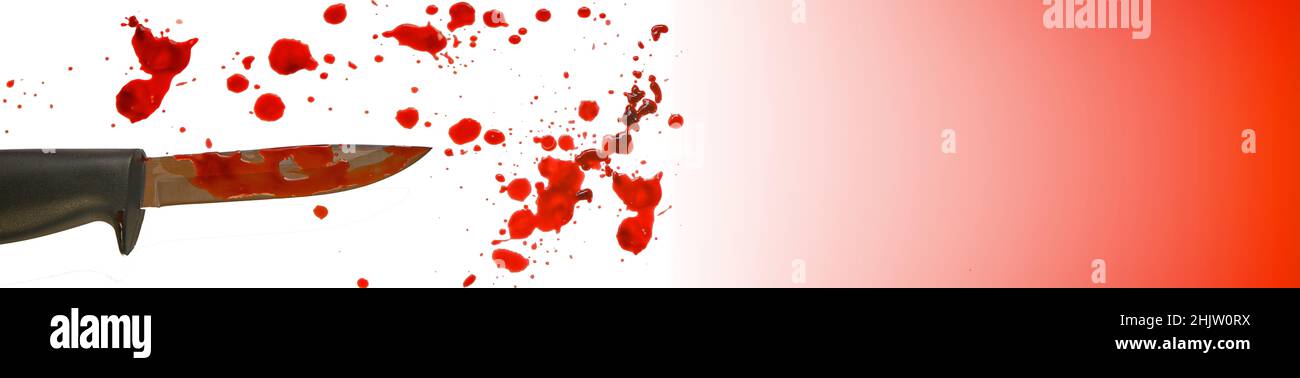 Blut und Messer.Flecken von Blut und Messer.Krimibanner.Rotes Blut Splatter und Tropfen isoliert auf weißem Hintergrund mit rotem Gradient.Tatort. Mord Stockfoto