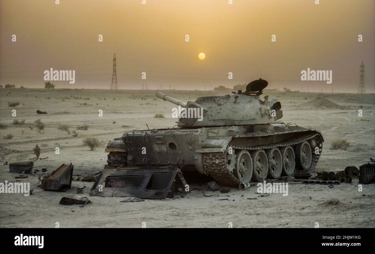2003. Wrackteile eines irakischen T55-Panzers, der im Golfkrieg 2 zerstört wurde Stockfoto