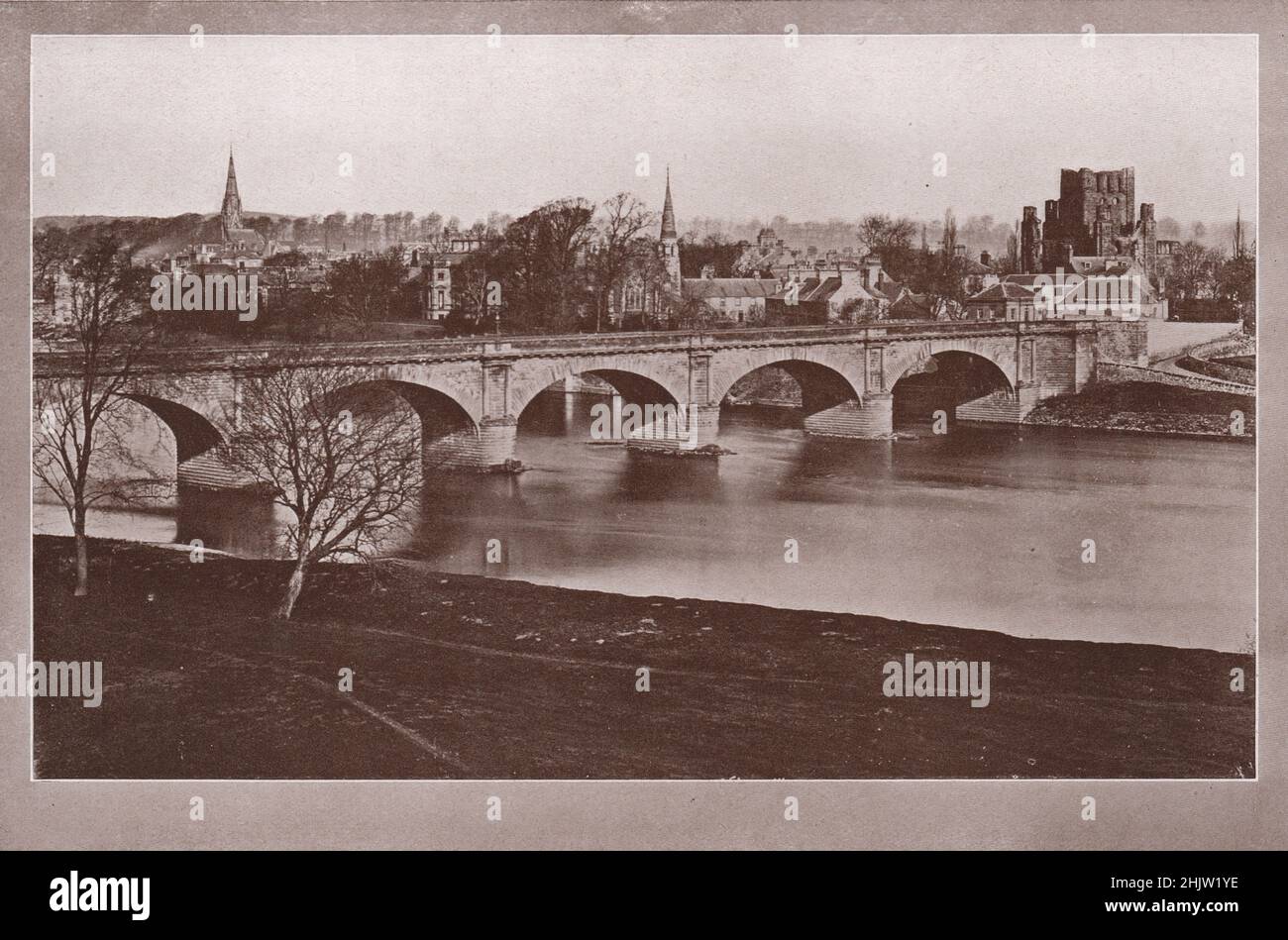 Kelso Abbey und Bridge on Tweed. Roxburghshire (1923) Stockfoto