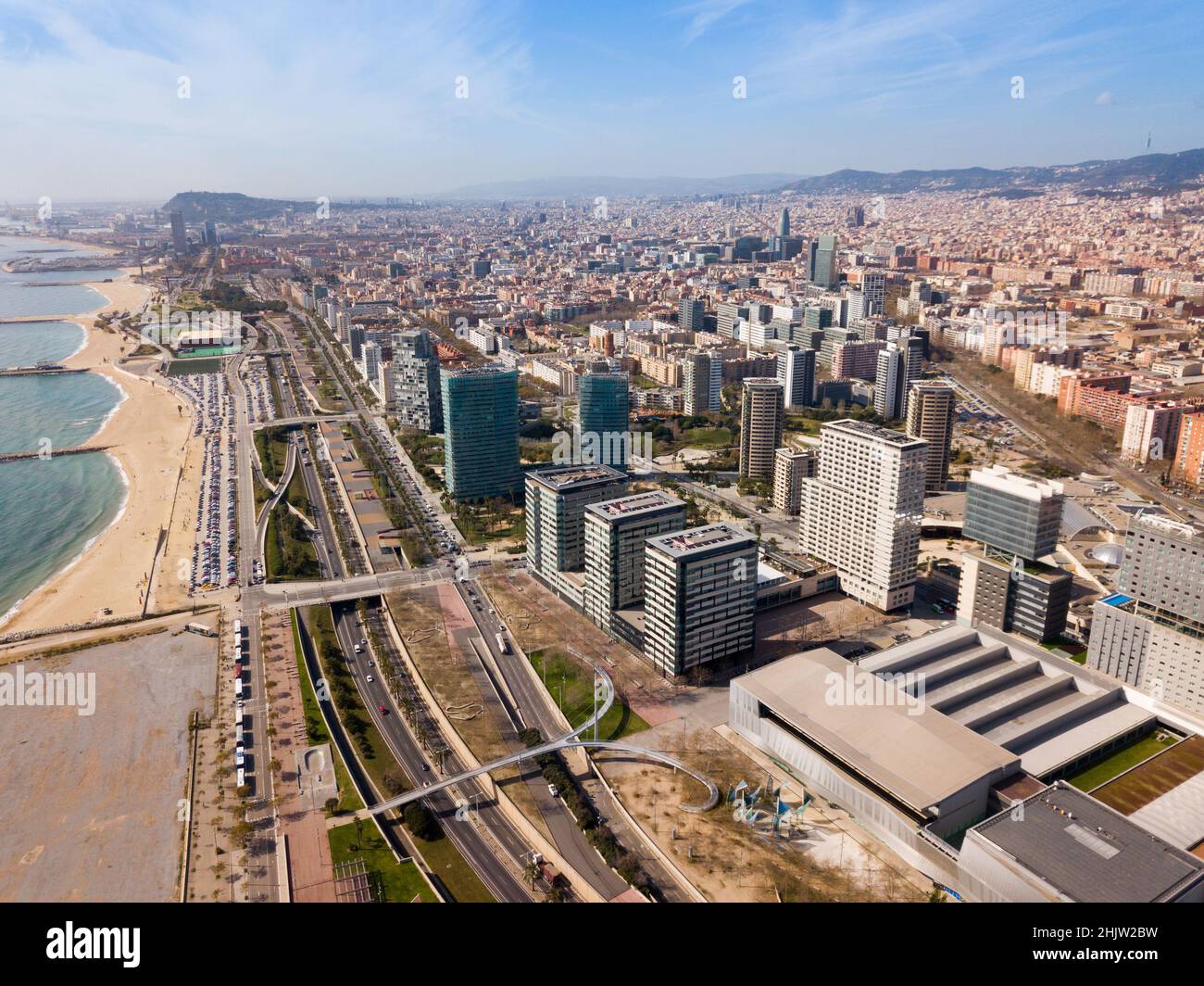 Luftaufnahme der Diagonal Mar i el Front Maritim del Poblenou, Barcelona Stockfoto