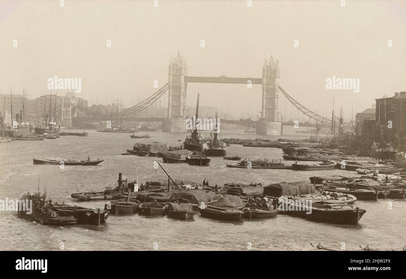 Antike Fotografie der Tower Bridge an der Themse in London, England, um 1890. QUELLE: ORIGINAL ALBUMIN FOTO Stockfoto