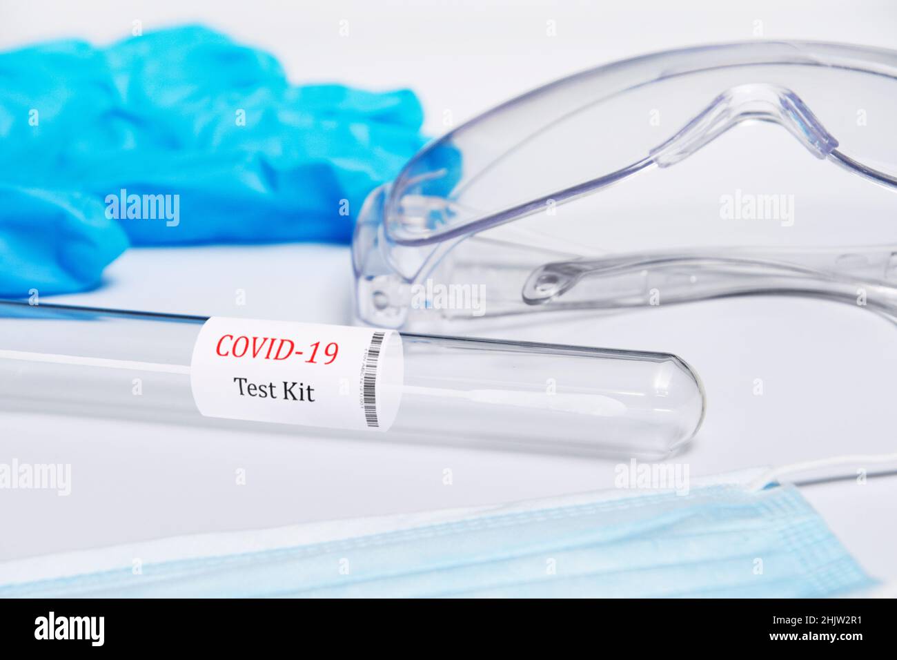 Kit getestet Covid-19 , Coronavirus Symptome medizinisches Konzept mit PSA und Swab PCR-Test auf weißem Hintergrund isoliert , Brille, Maske, Handschuhe zum Schutz Stockfoto