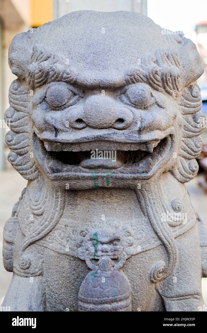 Löwenstatue am Tor nach Chinatown, San Francisco, Kalifornien, USA Stockfoto