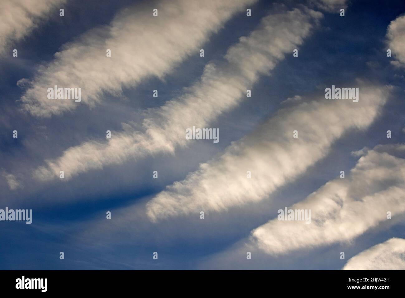 Wolkenstraßen in blauem Himmel, eine Art Wolkenformation, die auch als horizontale konvektive Rollen bekannt ist Stockfoto