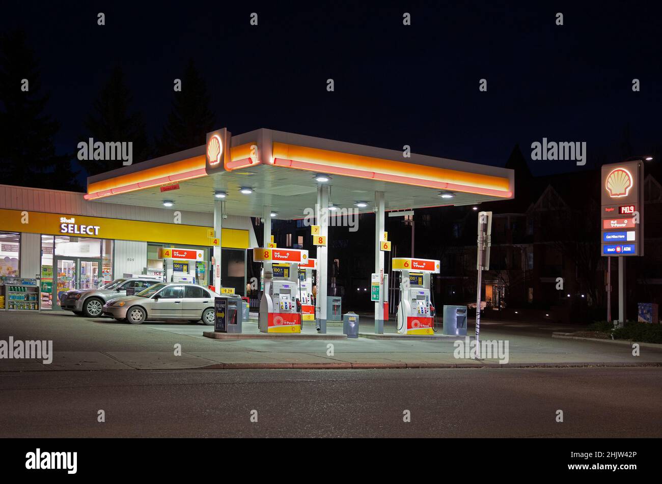 Shell-Tankstelle bei Nacht in Calgary, Alberta, Kanada Stockfoto