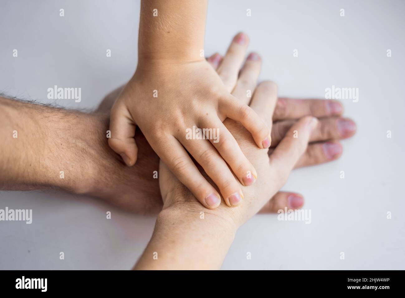 Hände von Mama, Papa und Kind als Team Stockfoto