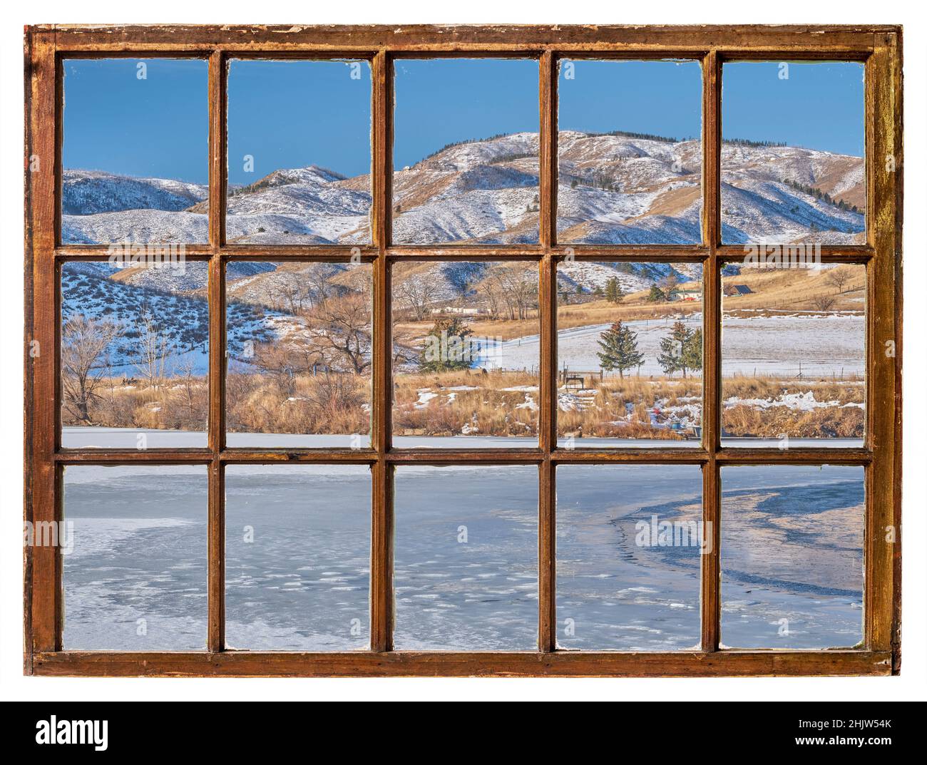 Am frühen Wintermorgen in den Ausläufern der Rocky Mountains in Colorado, Blick auf das Vintage-Schiebefenster Stockfoto