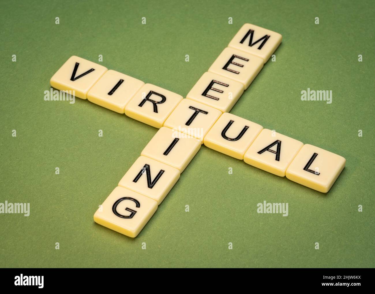 Virtuelles Meeting Kreuzworträtsel in elfenbeinfarbenen Buchstabenkacheln gegen strukturiertes handgefertigtes Papier, Netzwerk- und Telekommunikationskonzept Stockfoto