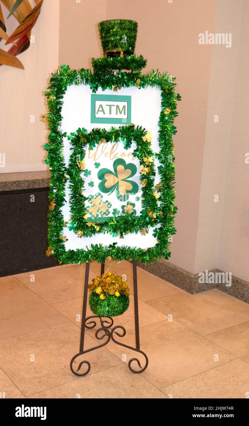 St. Patrick's Day Dekorationen für den Geldautomaten. Bloomington Minnesota, USA Stockfoto
