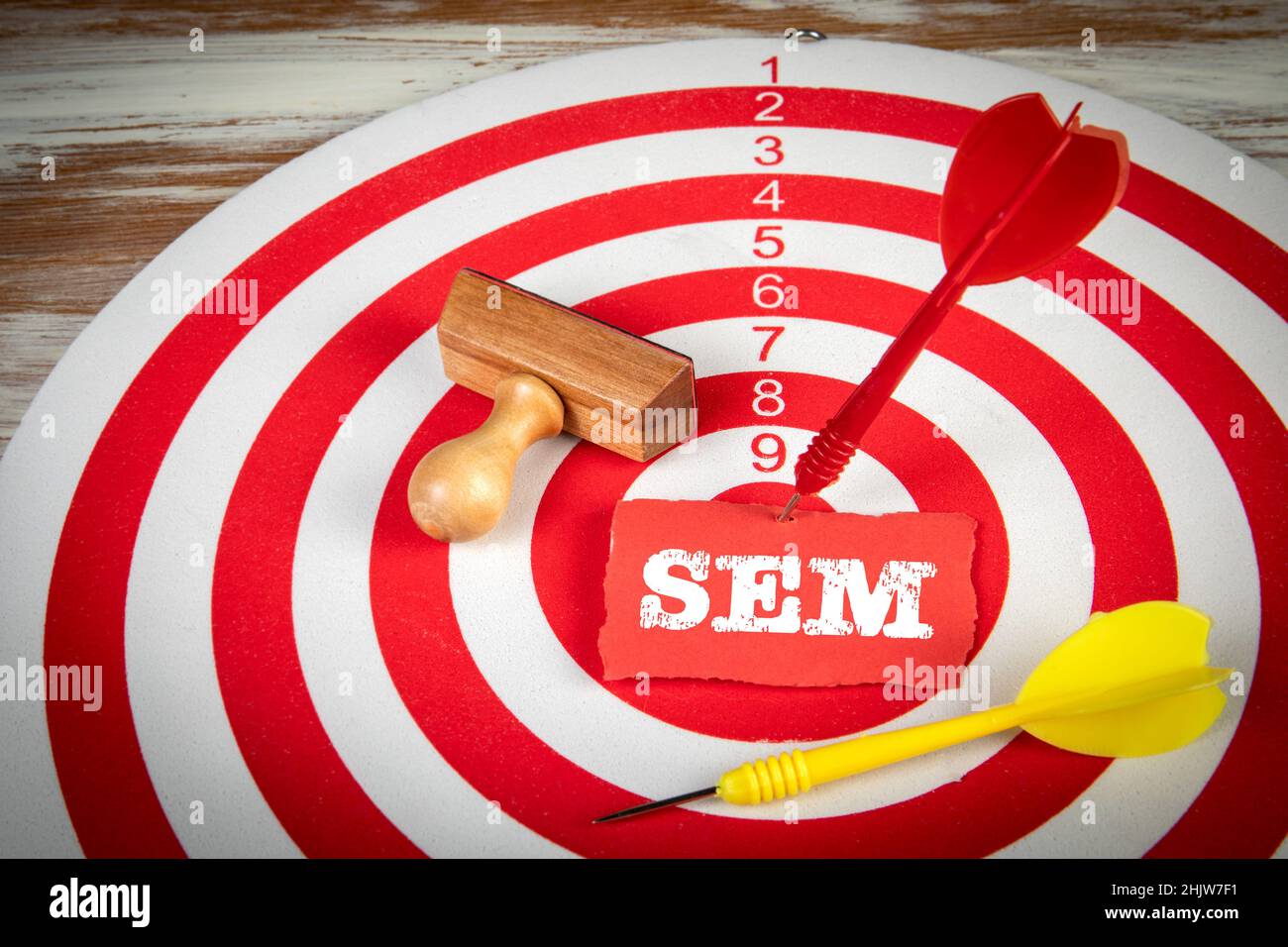 SEM-Suchmaschinenmarketing. Rotes Ziel und Pfeile. Stockfoto