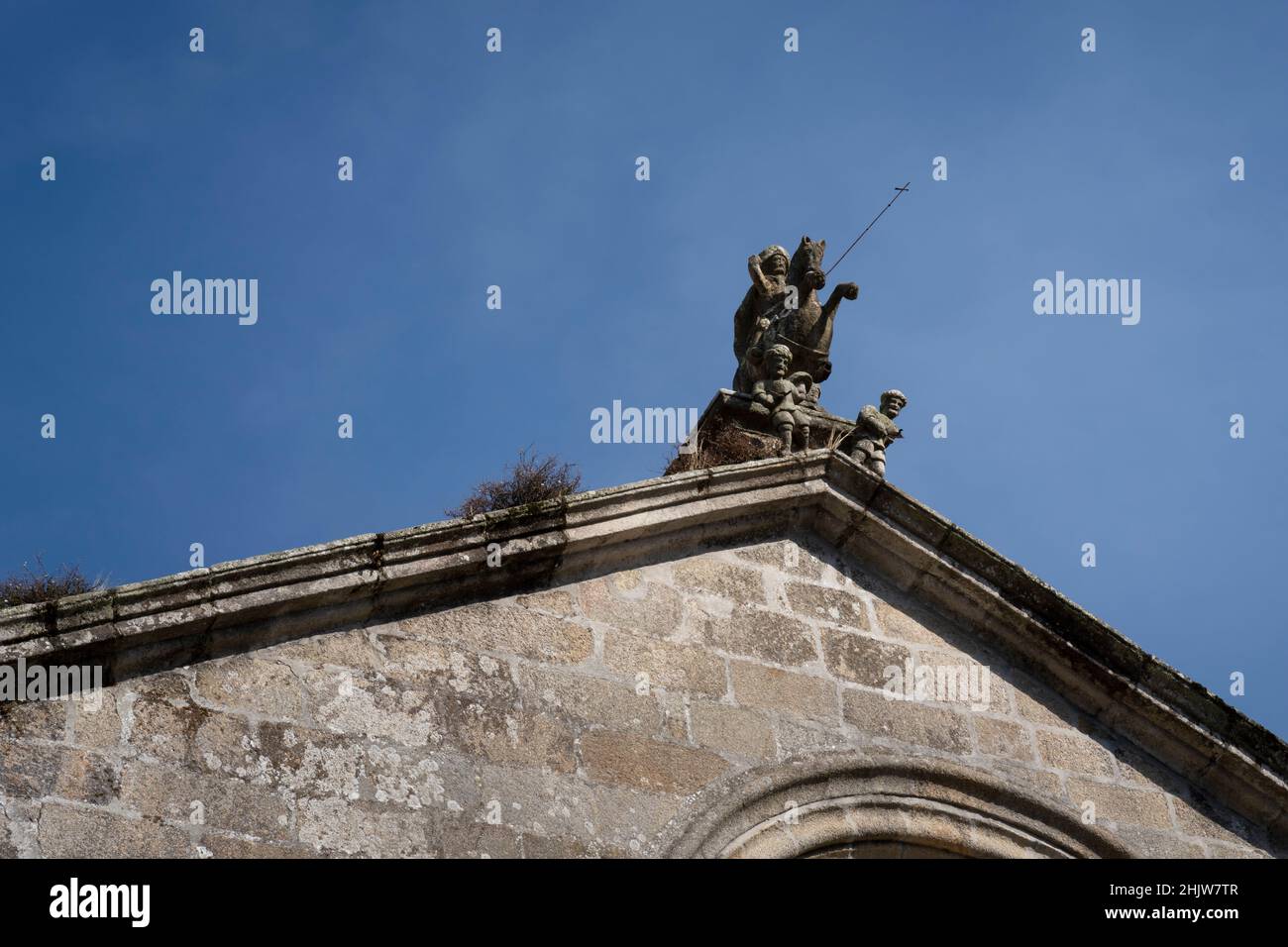 Fassade des Igrexa de Santiago de Redondela mit einer Figur von Santiago Matamoros zu Pferd entlang des Camino Portugals in Redondela, Spanien. Dieses l Stockfoto