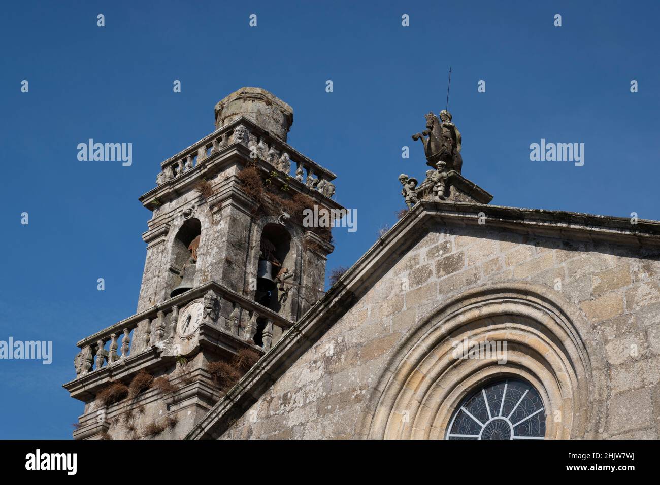 Fassade des Igrexa de Santiago de Redondela mit einer Figur von Santiago Matamoros zu Pferd entlang des Camino Portugals in Redondela, Spanien. Dieses l Stockfoto