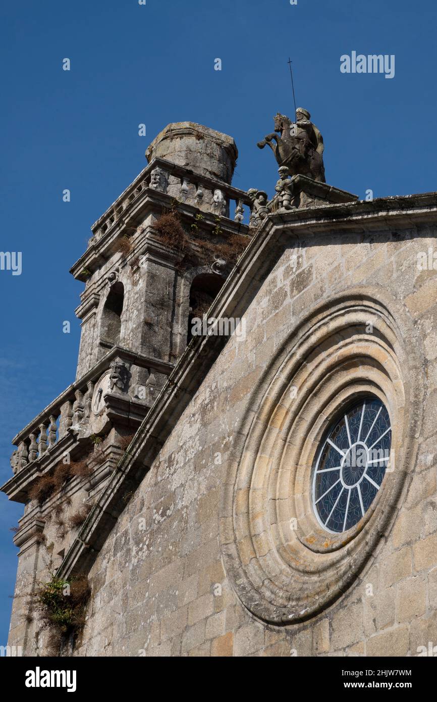 Fassade des Igrexa de Santiago de Redondela mit einer Figur von Santiago Matamoros zu Pferd entlang des Camino Portugals in Redondela, Spanien. Dieses l Stockfoto
