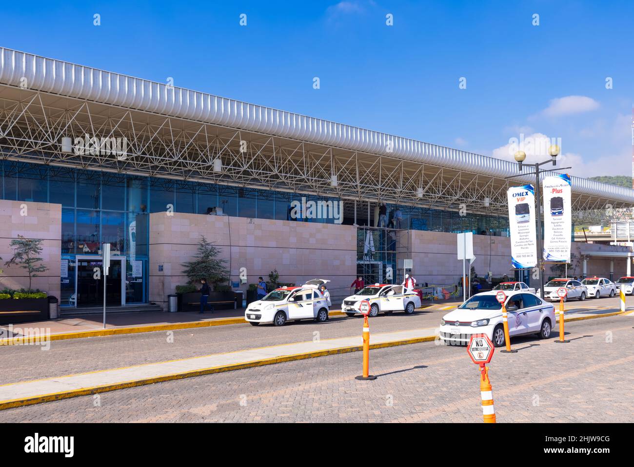 Morelia, Michoacan, Mexiko, 20. September 2021: Zentraler Busbahnhof in Morelia, Michoacan, der Intercity-Verbindungen zu mexikanischen Zielen bietet Stockfoto