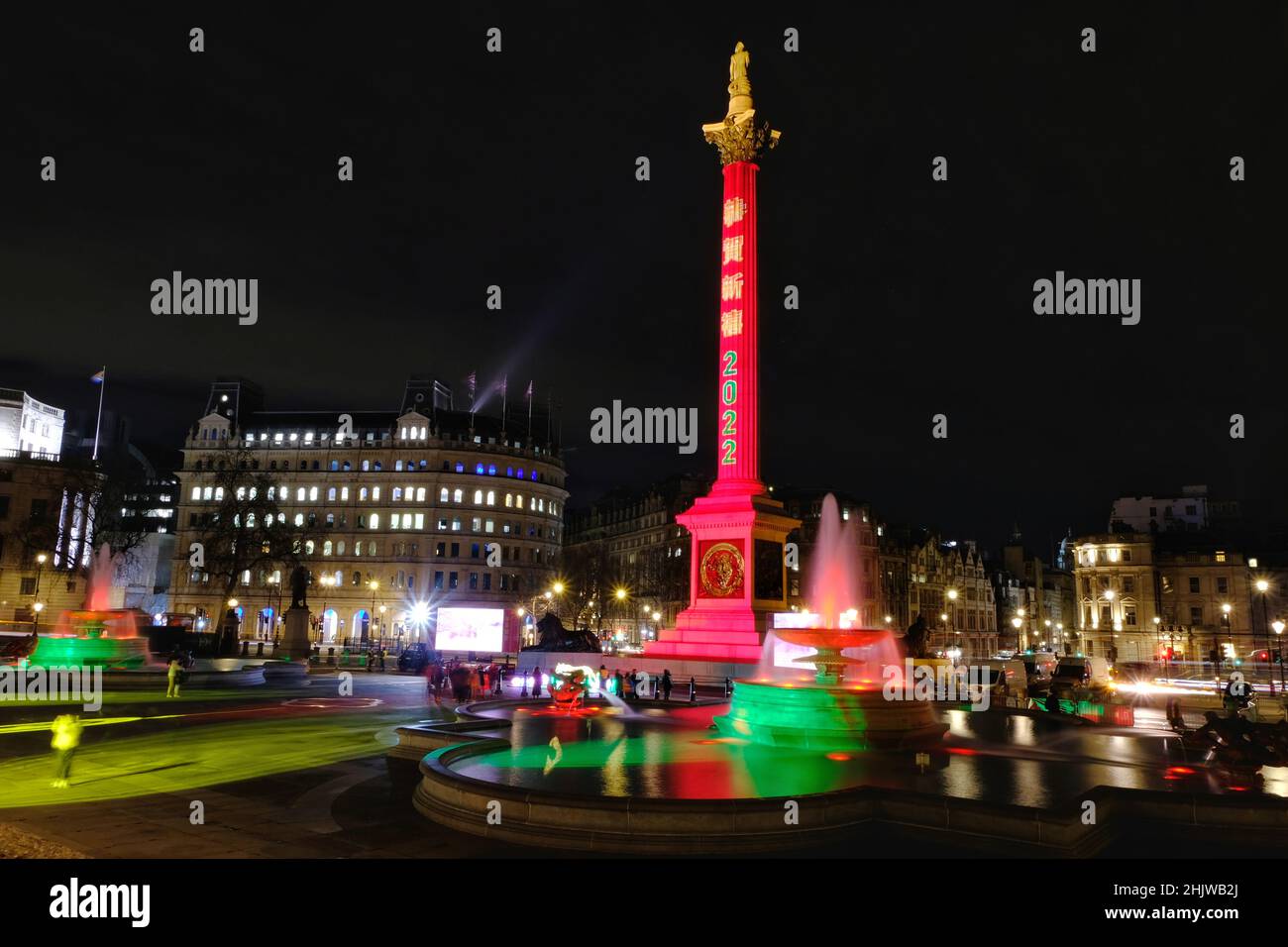 London, Großbritannien, 31st. Januar 2022. Nelson's Column und Trafalgar Square werden beleuchtet, um das chinesische Neujahr zu feiern, das auf den 1st. Februar fällt und das Jahr des Tigers einläutet. Ein Löwe- und Drachentanz wurde hauptsächlich für Würdenträger und Beamte aufgeführt, da die geplanten öffentlichen Feierlichkeiten in diesem Jahr zurückgeschraubt wurden. Kredit: Elfte Stunde Fotografie/Alamy Live Nachrichten Stockfoto