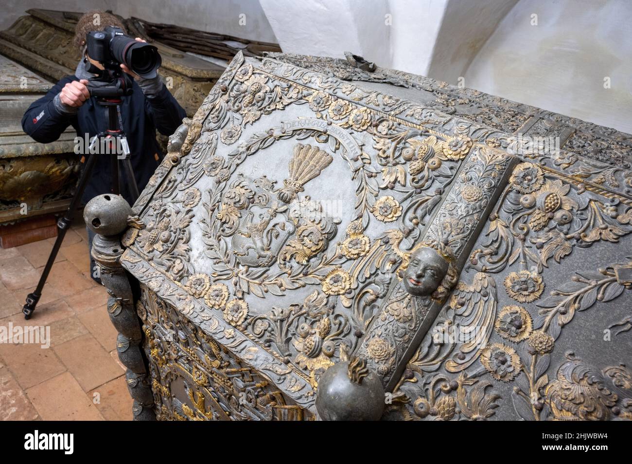 Vilmnitz, Deutschland. 31st Januar 2022. Cora Zimmermann, Metallrestauratorin, dokumentiert mit einer Kamera den Sarkophag des vor 350 Jahren (1672) verstorbenen Erdmann Ernst Ludwig zu Putbus in der fürstlichen Krypta in der Kirche von Vilmnitz (Kreis Putbus). Für die Restaurierung ihrer prächtigen Metallsärge mussten die Knochen von Adligen auf Rügen ausgezogen werden. Jetzt sind sie wieder an ihrem ursprünglichen Platz. Der Sarg gehörte der Adelsfamilie der Fürsten von Putbus, die von der Insel Rügen stammte. Quelle: Stefan Sauer/dpa/Alamy Live News Stockfoto