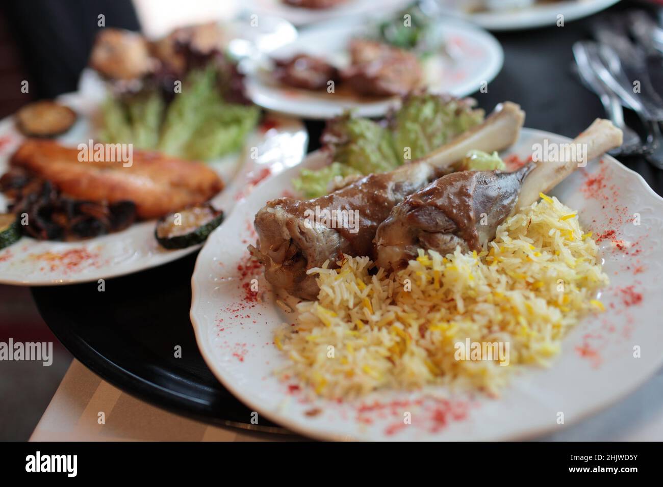 Lammschenkel mit Reis im Restaurant Stockfoto