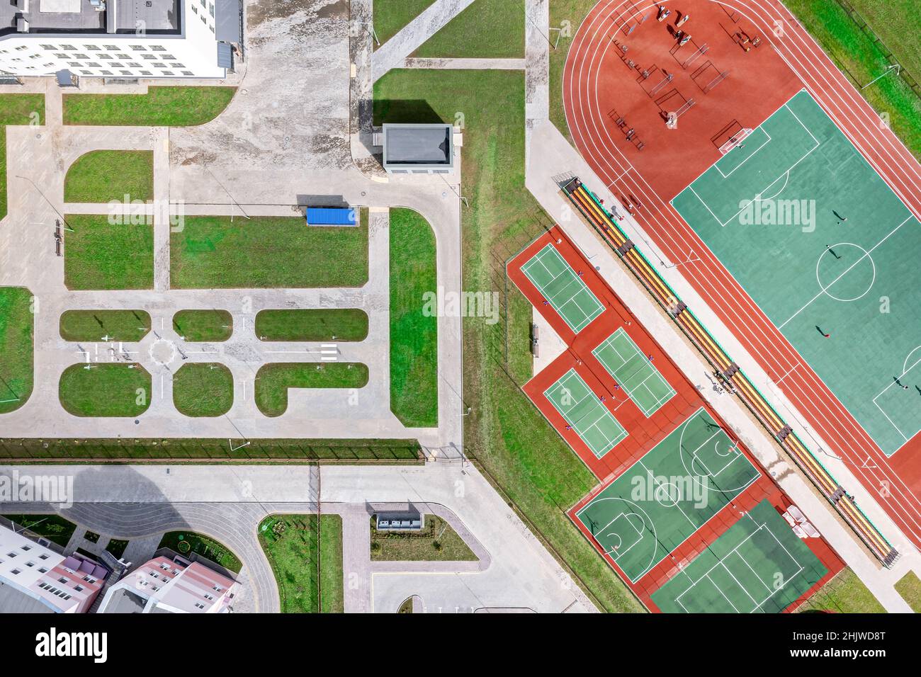 Luftaufnahme von oben auf dem Schulhof mit neuen Sportplätzen für Mannschaftsspiele des Sports. Drohne Foto. Stockfoto