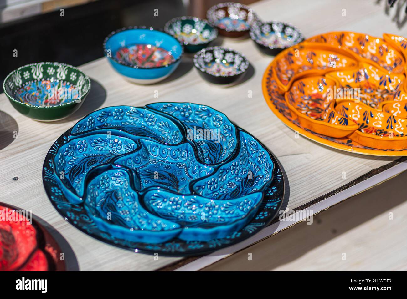 Klassische türkische Keramik auf dem Großen Basar von Istanbul. Bunte Keramikplatten zum Verkauf in der Türkei. Dekoriertes Geschirr im Touristenladen. Souveni Stockfotografie