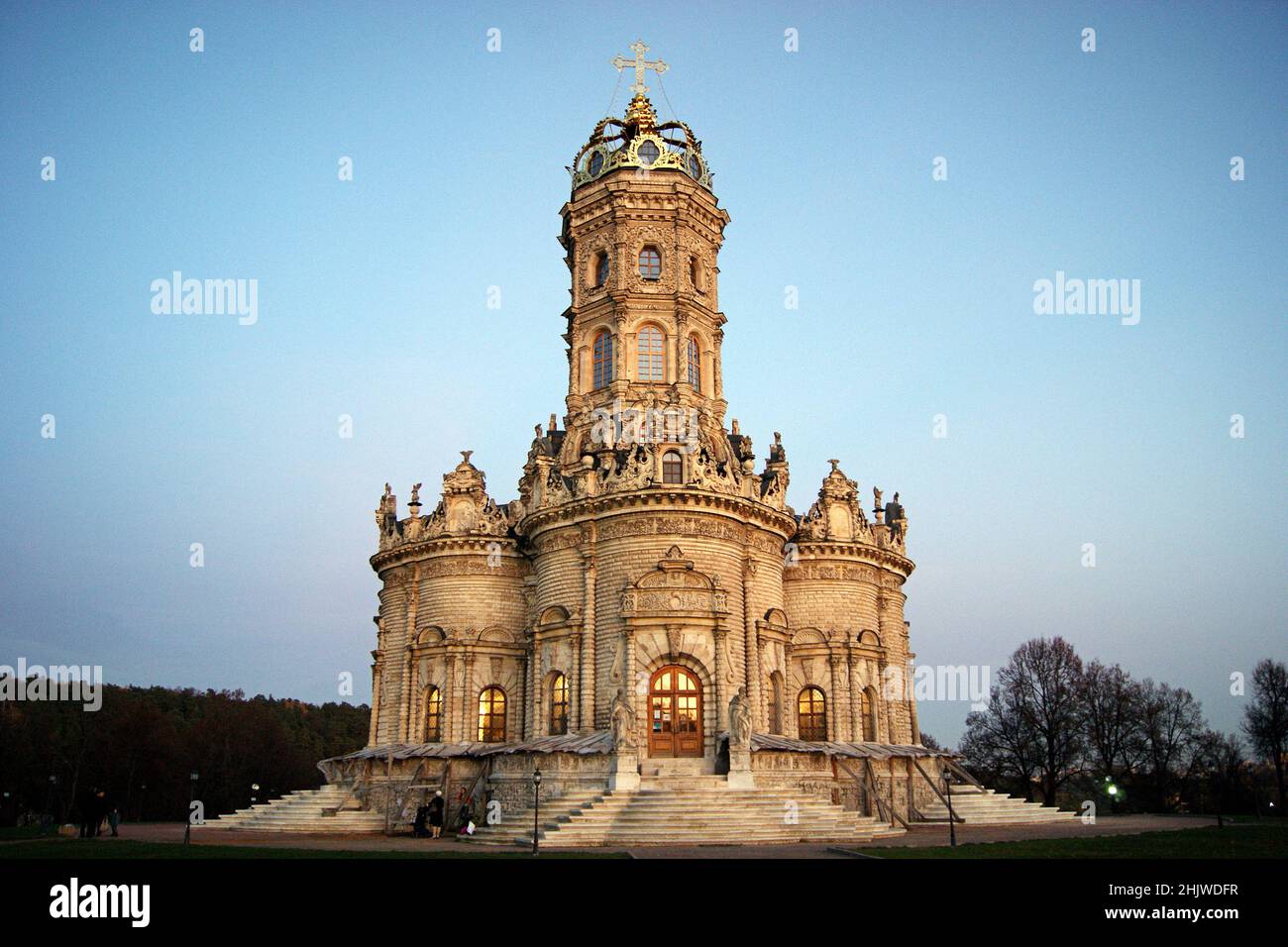 Einzigartige barocke Kirche des Heiligen Zeichens der Gottesmutter in Dubrowizy, erbaut in den Jahren 1690-1698, Blick in der Abenddämmerung, in der Nähe von Podolsk Stockfoto