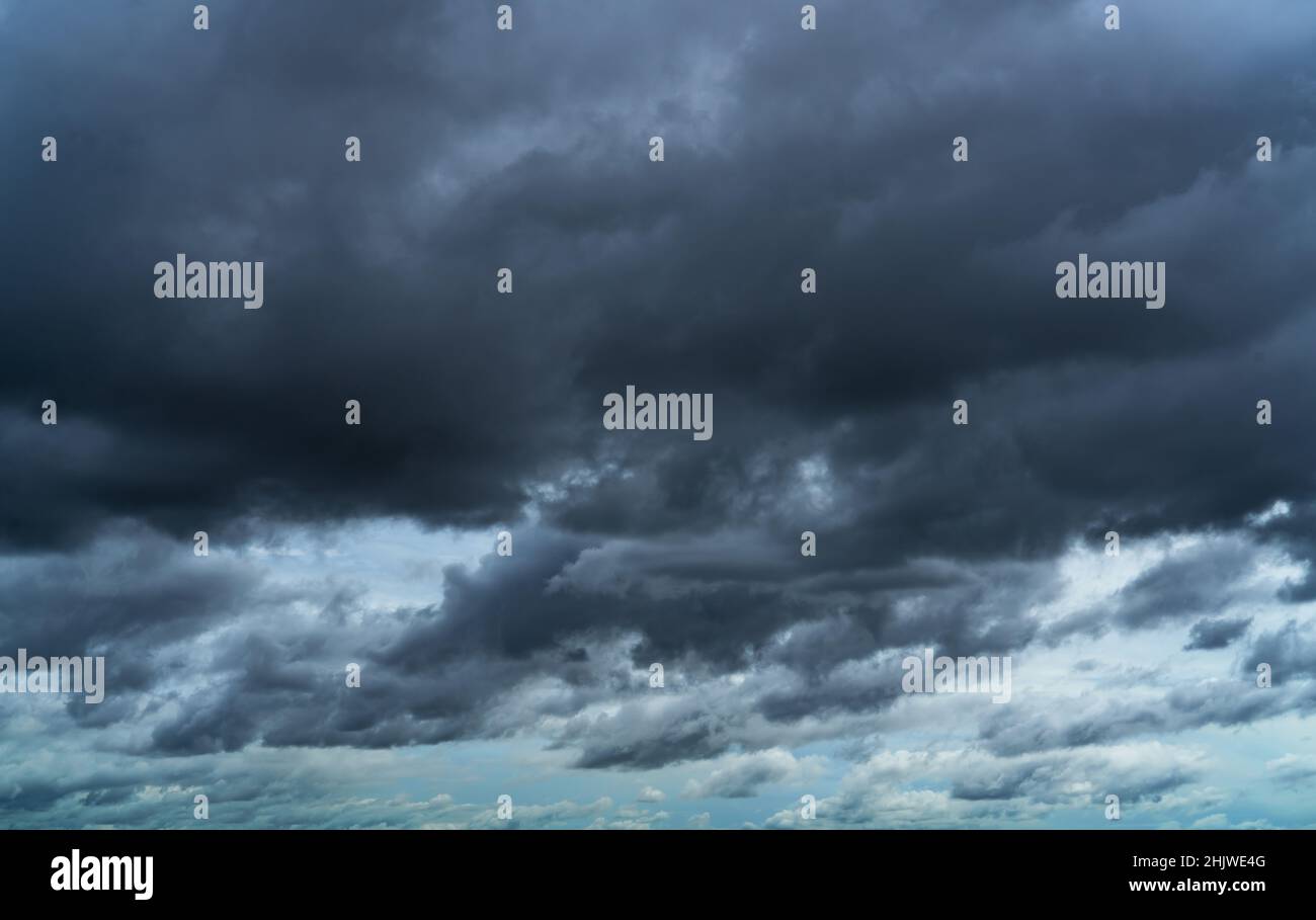 Bewölktes Himmel. Dramatischer grauer Himmel und dunkle Wolken vor Regen in der Regenzeit. Wolkiger und launischer Himmel. Sturmhimmel. Düsterer und launischer Hintergrund. Bedeckt Stockfoto