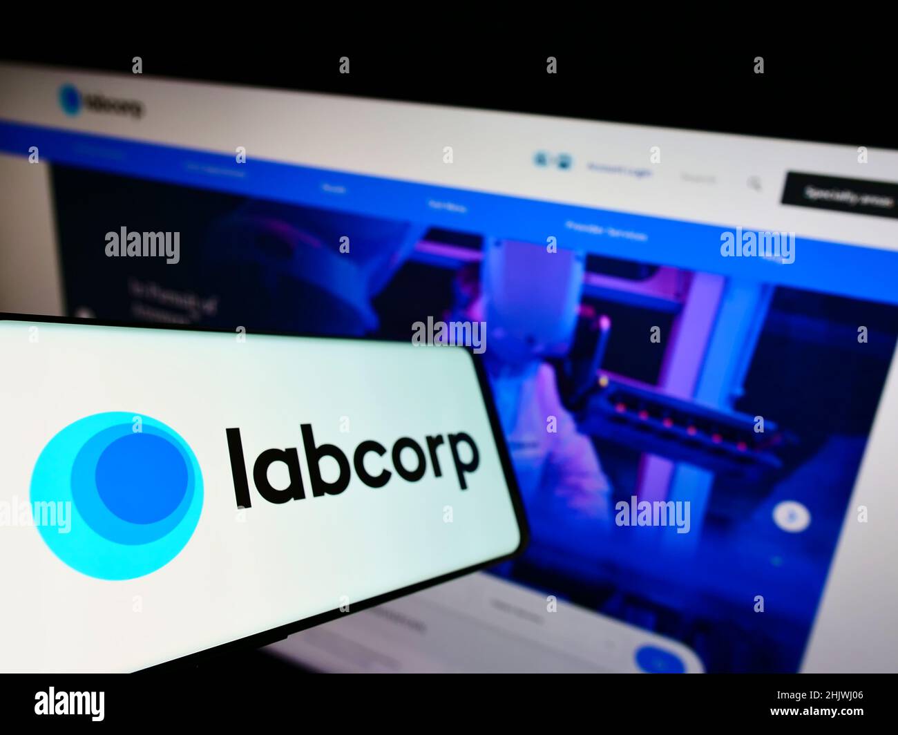 Mobiltelefon mit Logo des amerikanischen Laborunternehmens LabCorp auf dem Bildschirm vor der Business-Website. Konzentrieren Sie sich auf die linke Seite des Telefondisplays. Stockfoto