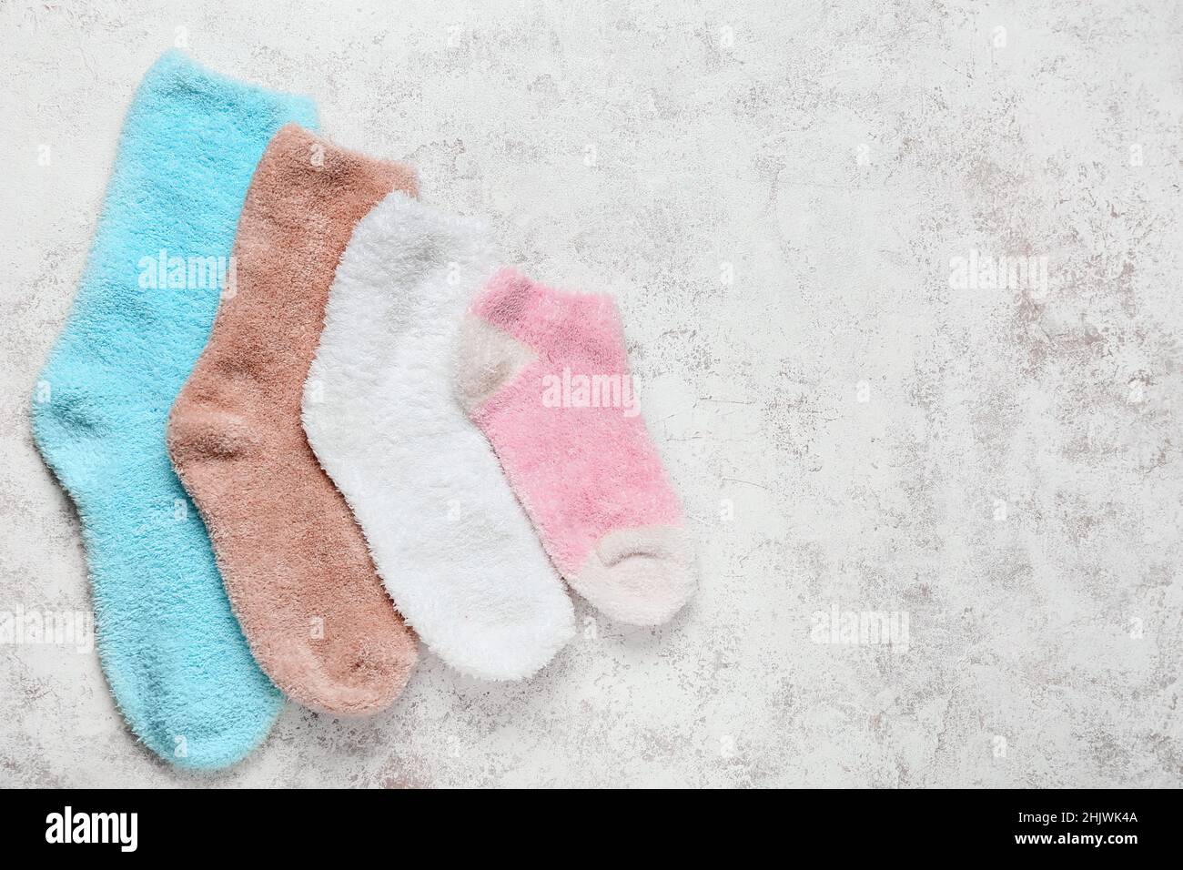 Verschiedene Socken auf hellem Hintergrund Stockfoto