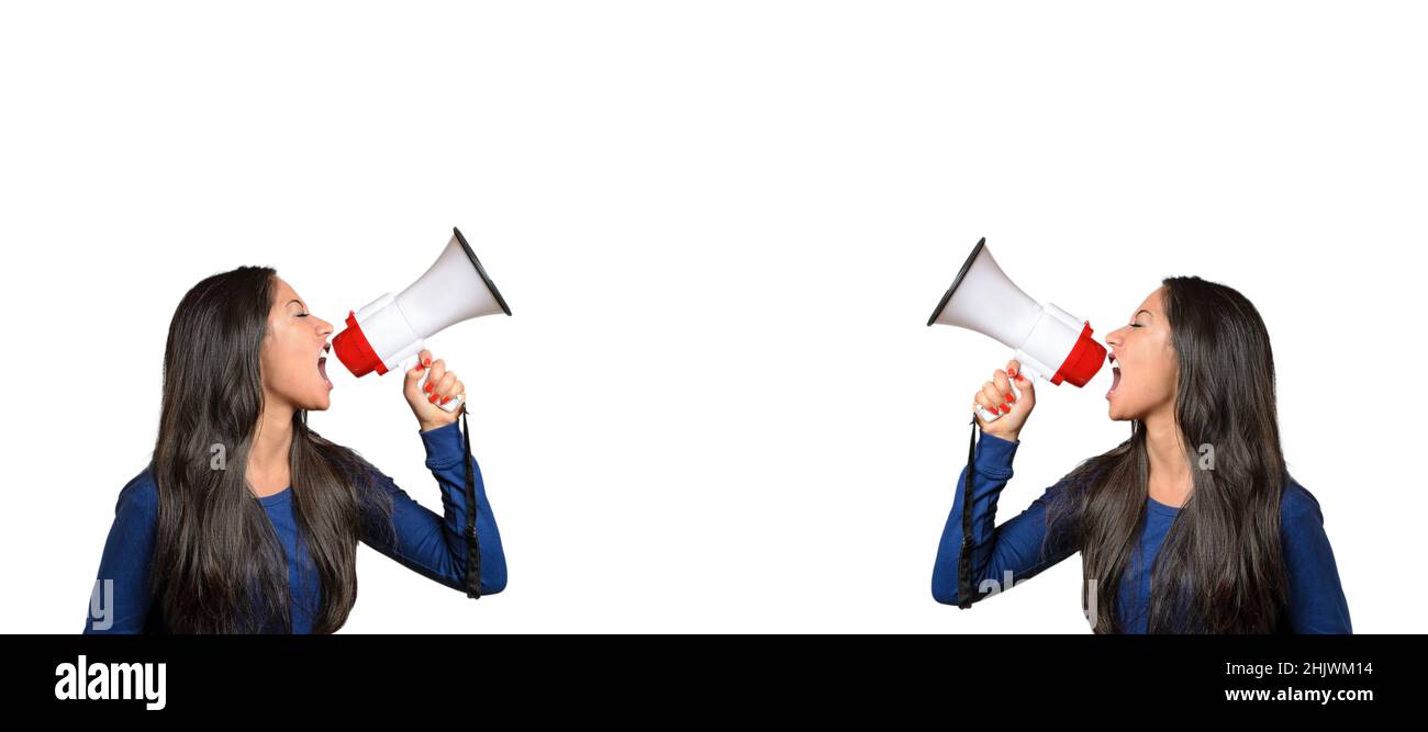 Zwei junge Frauen, die sich über Megaphone von entgegengesetzten Enden eines auf Weiß isolierten Panoramafanners aus in einem Konzept anschrieen Stockfoto
