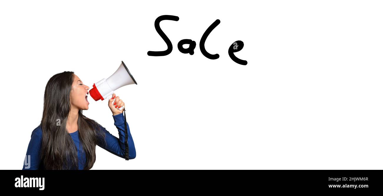 Eine junge Frau, die einen Verkauf ankündigt, während ein Megaphon schreit, während sie die Ankündigung auf Weiß mit Text in einem Panorama-Banner macht Stockfoto