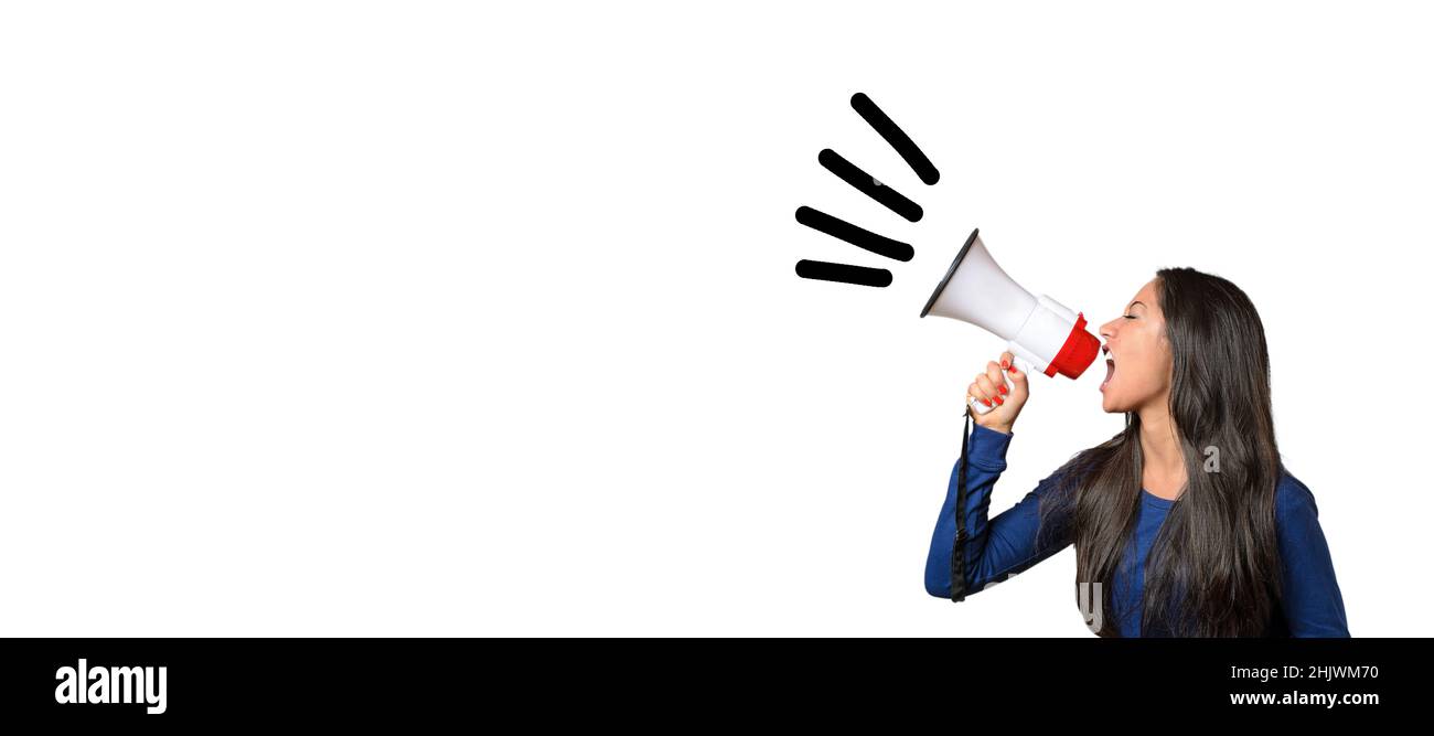Junge Frau schreit in ein Megaphon mit Sound-Symbol in einem konzeptuellen Panorama-Banner, das auf Weiß mit Copyspace aufgesetzt ist Stockfoto