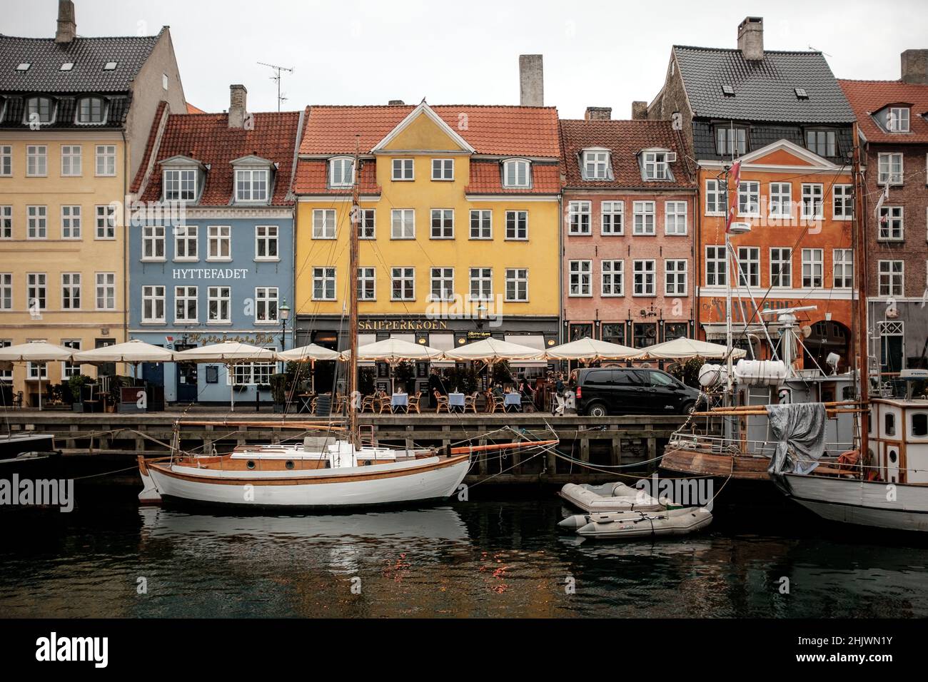 Nyhavn ist ein Kanal- und Unterhaltungsviertel aus dem 17th. Jahrhundert in Kopenhagen, gesäumt von bunten Stadthäusern aus dem 17th. Und 18th. Jahrhundert. Stockfoto