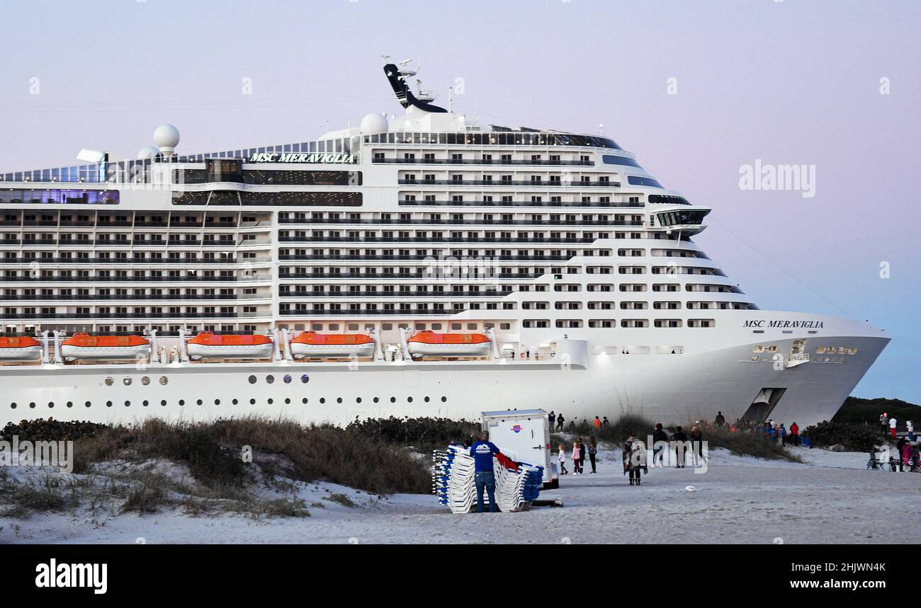 Port Canaveral, Usa. 30th Januar 2022. Die Menschen beobachten, wie das MSC Meraviglia-Schiff innerhalb weniger Minuten nach dem planmäßigen Start einer SpaceX Falcon 9-Rakete, die einen Radarüberwachungssatelliten für die italienische Weltraumbehörde trägt, von der nahe gelegenen Weltraumstation Cape Canaveral abfährt. Der Start wurde in letzter Minute geschrubbt, als ein unbenanntes Kreuzschiff den ausgewiesenen Gefahrenbereich für den Start betrat. (Foto von Paul Hennessy/SOPA Images/Sipa USA) Quelle: SIPA USA/Alamy Live News Stockfoto