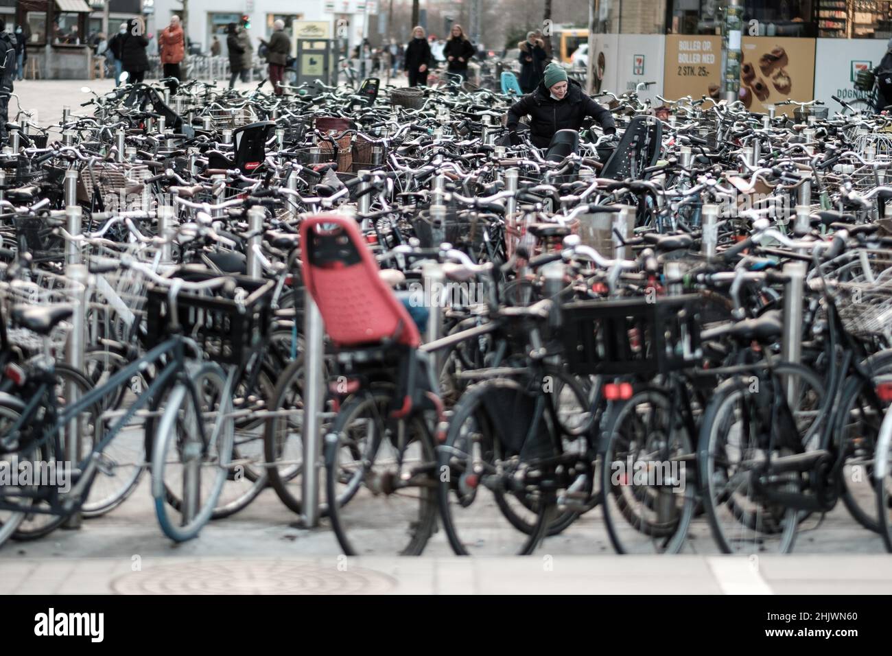 Mehr als 60 % der Dänen fahren täglich mit dem Fahrrad zur Arbeit und zurück. Fahrradstellplätze finden Sie überall in der Stadt Kopenhagen. Stockfoto
