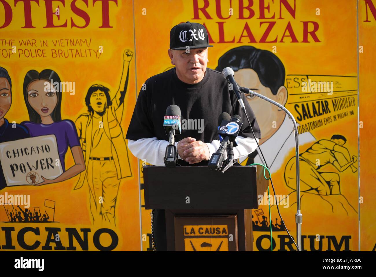 Dennis Flores spricht auf einer Pressekonferenz des Chicano Moratoriums im Belvedere Park am Montag, den 31. Januar 2022, um den 51. Jahrestag der Erschießung von Demonstranten auf dem Whittier Blvd zu würdigen. Und Arizona Ave. Am 31. Januar 1971. Stockfoto