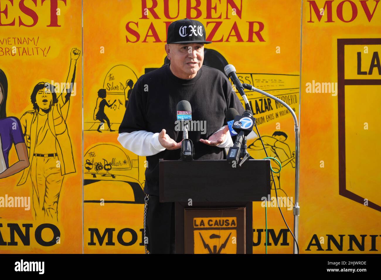Dennis Flores spricht auf einer Pressekonferenz des Chicano Moratoriums im Belvedere Park am Montag, den 31. Januar 2022, um den 51. Jahrestag der Erschießung von Demonstranten auf dem Whittier Blvd zu würdigen. Und Arizona Ave. Am 31. Januar 1971. Stockfoto
